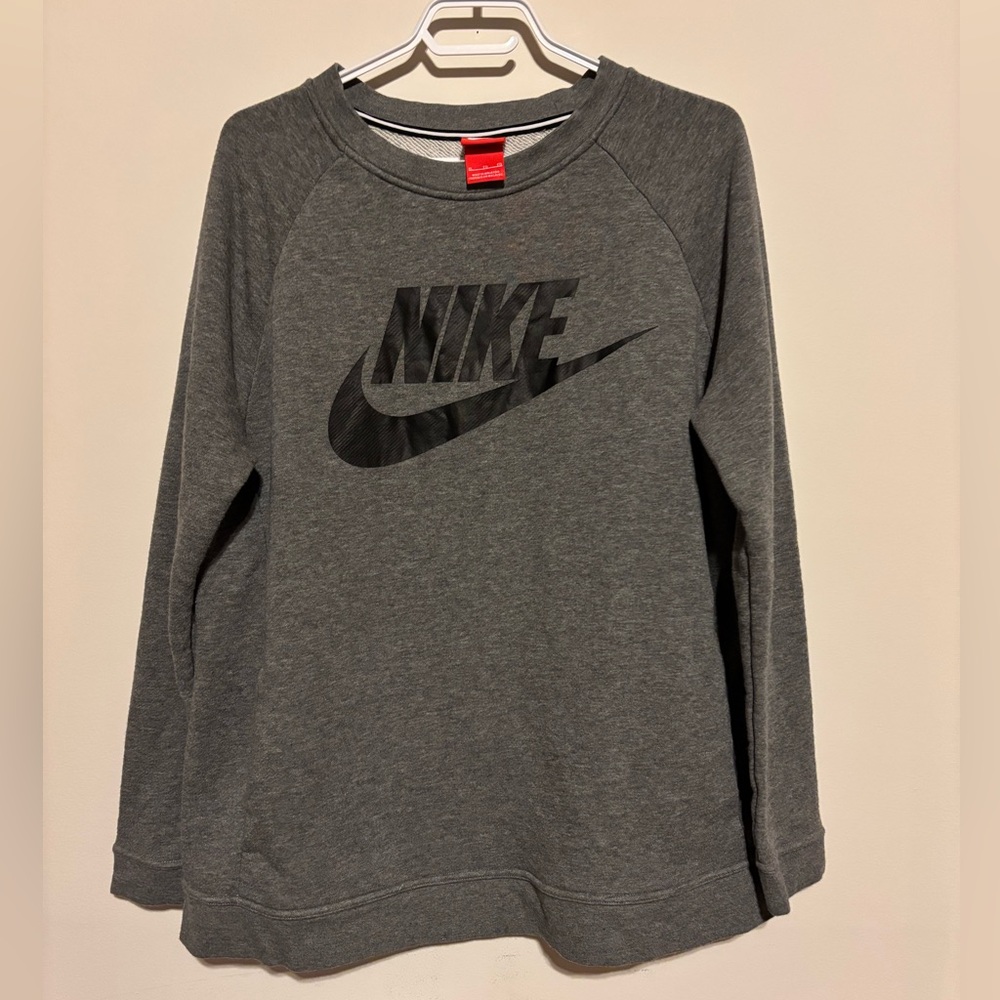 Women’s Nike Vintage style crew neck sweater with pockets